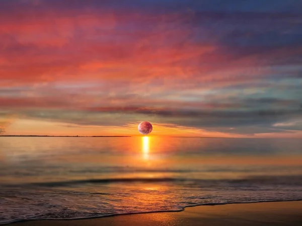 太陽の沈む夕日海の上のピンク黄色太陽の反射水の劇的なカラフルな青オレンジ色の空自然風景夏の背景 — ストック写真