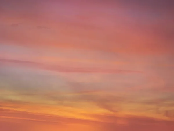 Pembe Günbatımı Güneş Işığı Bulutlarda Gökyüzü Arka Planında — Stok fotoğraf