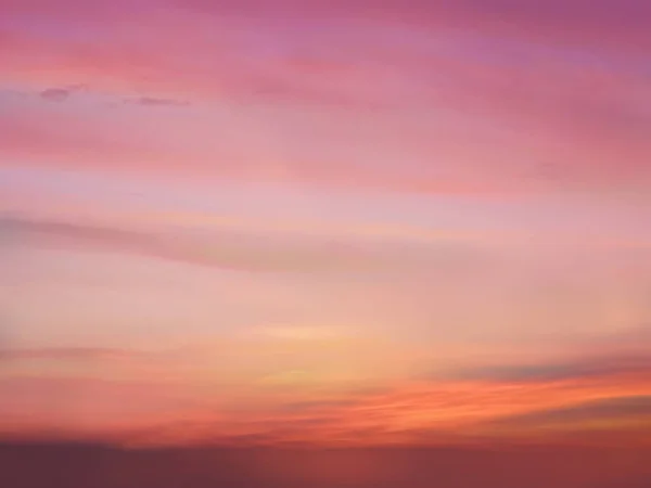 하늘을 배경으로 구름에 내리쬐는 분홍빛 — 스톡 사진