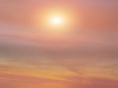   Güzel, altın rengi, pembe gün batımı deniz suyunun yansıması güneş ışığı altın sarısı bulutlar gökyüzü arka plan