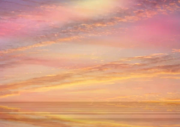 Pink Sunset Sea Water Reflection Sun Light Gold Yellow Clouds — Stock Photo, Image