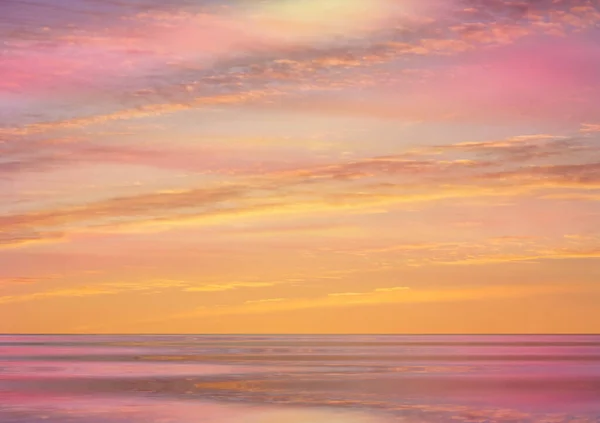 Pink Sunset Sea Water Reflection Sun Light Gold Yellow Clouds — Stock Photo, Image