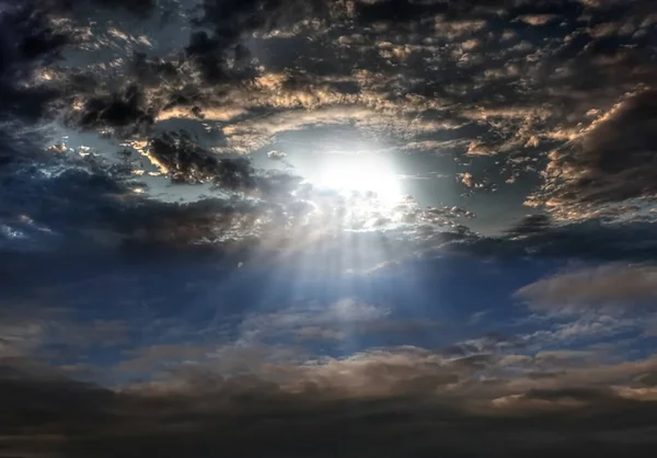 Donkerblauwe Nachtelijke Hemel Dramatische Wolken Zonsondergang Zonnestraal Donder Natuur Landschap — Stockfoto