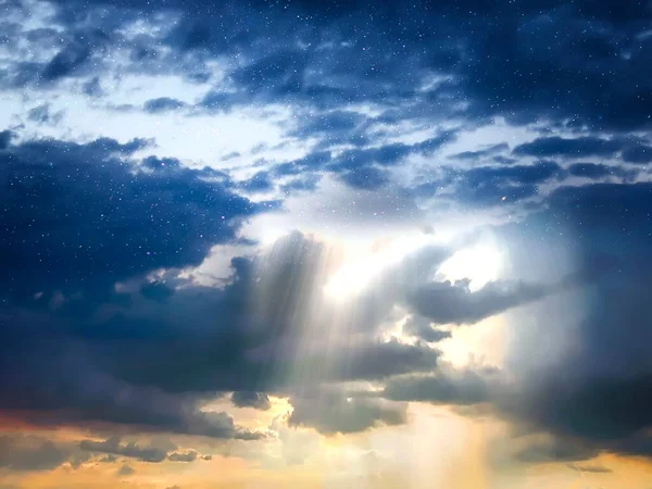 Dramatische Wolken Blauwe Hemel Zee Zon Straal Natuur Landschap Zeegezicht — Stockfoto