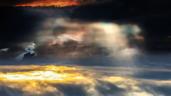 Sluneční Paprsek Dramatické Oblačné Hvězdnaté Obloze Při Západu Slunce Předpověď — Stock fotografie