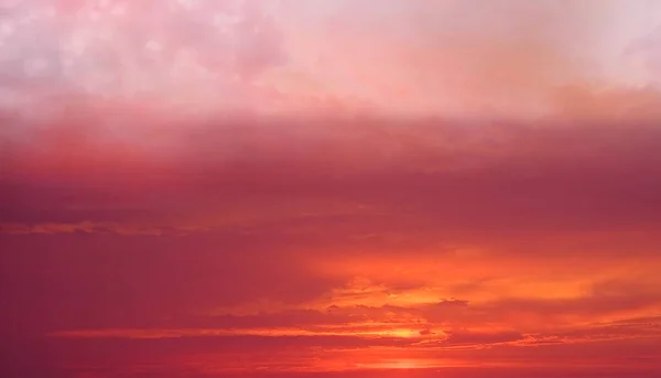 Goud Rood Roze Geel Zonsondergang Dramatische Skyat Zee Zonnestraal Natuur — Stockfoto