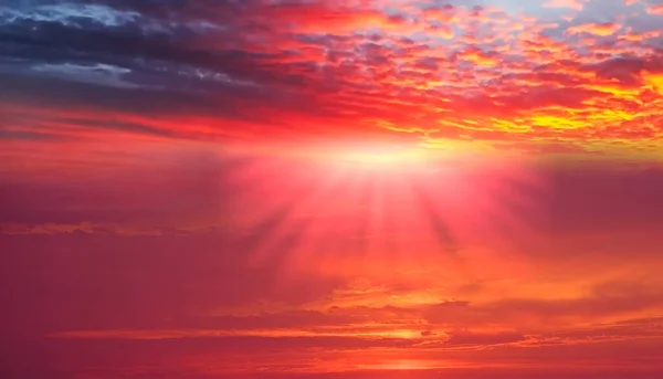 Золотисто Красный Розовый Желтый Закат Впечатляющем Небосклоне Моря Солнечный Луч — стоковое фото