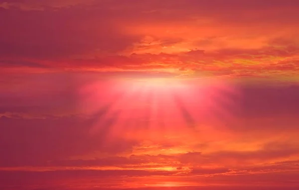 Золотисто Красный Розовый Желтый Закат Впечатляющем Небосклоне Моря Солнечный Луч — стоковое фото