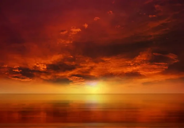 Gold Rot Rosa Gelb Sonnenuntergang Auf Dramatischem Skyat Meer Sonnenstrahl — Stockfoto