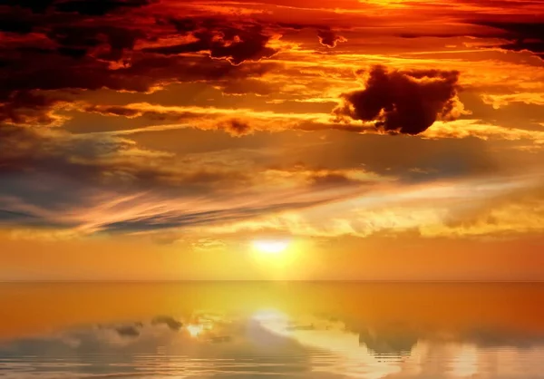 Gold Red Pink Yellow Sunset Dramatic Skyat Sea Sunbeam Nature — 스톡 사진