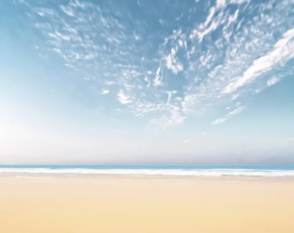 热带的粉色蓝云在大海的天空中 海浪在沙滩上 白沙在夏天的背景 — 图库照片
