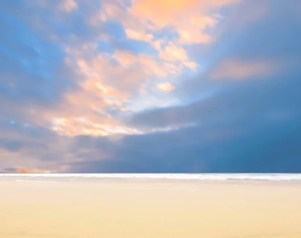 Tropische Roze Blauwe Wolken Aan Hemel Aan Zee Watergolf Wit — Stockfoto