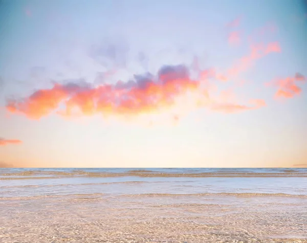 Tropické Růžové Modré Mraky Obloze Moře Voda Vlna Bílý Písek — Stock fotografie
