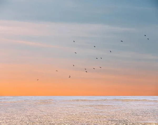 Strand Zand Zee Lucht Blauw Roze Geel Tropische Wolken Water — Stockfoto