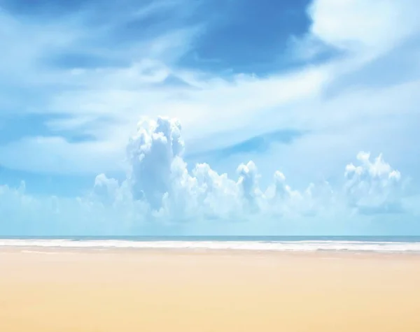 海滩沙滩大海和天空蓝色粉色热带云彩海浪夏日背风旅行 — 图库照片