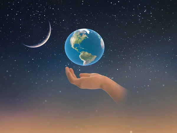 Ziemia Globus Rękach Froncie Niebieski Gwiaździsty Niebo Mgławica Trzymać Świat — Zdjęcie stockowe