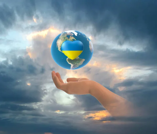 Earth Globe Ukraine Flag Color Blue Yellow Heart Symbol Hands — Stock Photo, Image