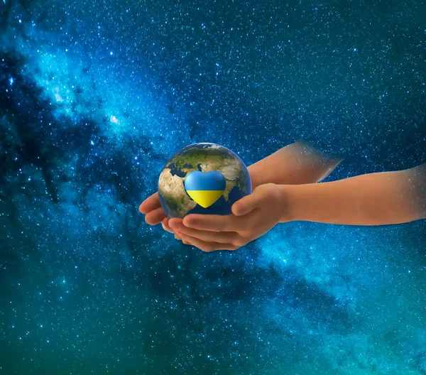 Earth Globe Ukraine Flag Color Blue Yellow Heart Symbol Hands — Stock Photo, Image