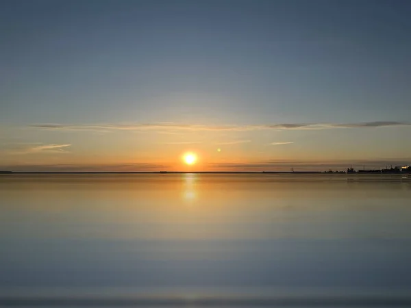 Φόντο Ηλιοβασίλεμα Στη Βαλτική Θάλασσα Ηλιαχτίδα Και Αντανάκλαση Του Φωτός — Φωτογραφία Αρχείου