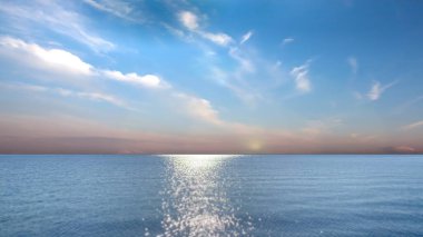  Mavi gökyüzü ve deniz suyu yansıması bulutlu parlak güneş doğayı aydınlatıyor.
