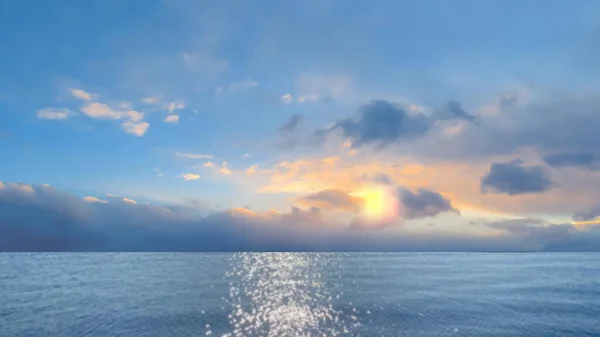 Blu Mare Skywater Onda Riflessione Nuvoloso Luminoso Sole Bagliori Natura — Foto Stock