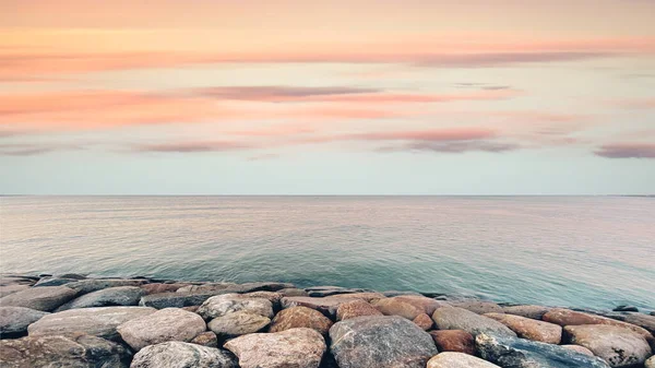 Пастельно Розовый Закат Желтый Голубой Облачный Отражение Неба Море Камни — стоковое фото
