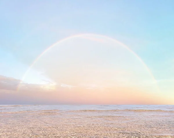 Regenboog Aan Zee Blauwe Lucht Met Roze Wolken Turquoise Hemel — Stockfoto