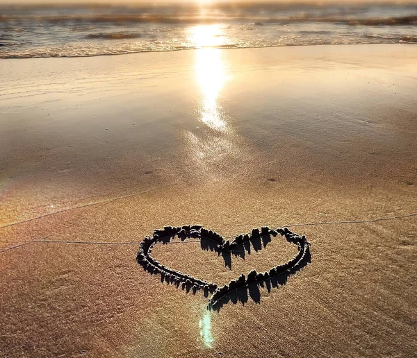 Teckning Hjärta Stranden Sand Tropiska Blommor Och Palmblad Hav Vatten — Stockfoto