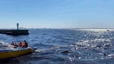 Baltık Denizi 'nde yat yarışı, mavi gökyüzü ve deniz dalgaları Tallinn' de yaz mevsiminde Estonya 'da tekneyle 