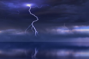  Yağmurlu dramatik bulutlu deniz ve aydınlık gökyüzü, gece gökyüzü doğa manzarası, su vadisi yansıması. 