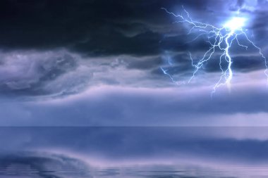  Yağmurlu dramatik bulutlu deniz ve aydınlık gökyüzü, gece gökyüzü doğa manzarası, su vadisi yansıması. 