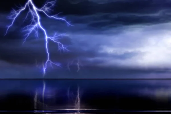 Дождливое Яркое Облачное Голубое Небо Море Осветление Ночной Пейзаж Природы — стоковое фото