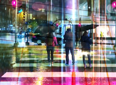 Yağmurlu şehir caddeleri binalara yansıyor camlar günbatımında yürüyen insanlar kentsel yaşam tarzını yansıtıyor 