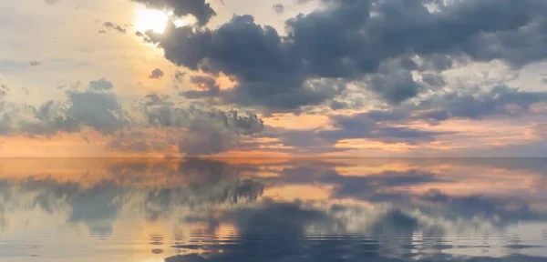 Pembe Altın Rengi Turuncu Günbatımı Dramatik Yansıması Dramatik Bulutlu Gökyüzü — Stok fotoğraf