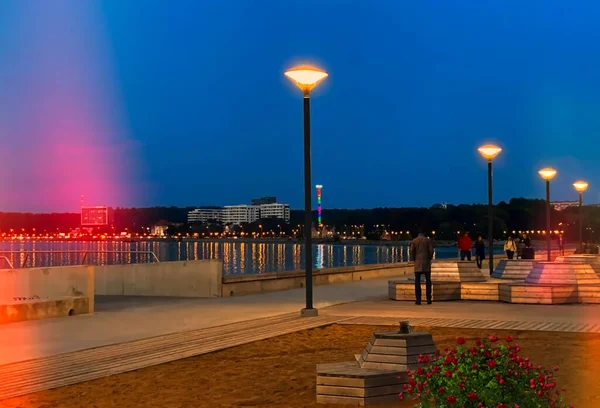 Wieczorem Miasto Promenada Ludzie Spacer Relaks Uliczna Lampa Światło Molo — Zdjęcie stockowe