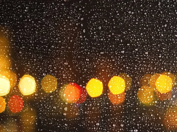 Gocce Pioggia Finestre Traffico Stradale Sera Luce Bokeh Offuscata Bagnato — Foto Stock