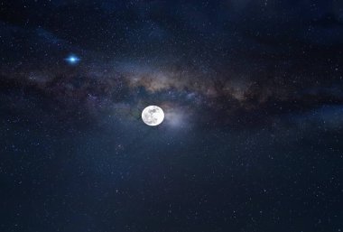Yıldızlı gökyüzü Samanyolu galaksisi karanlık mavi dramatik gece bulutları ve deniz manzarasında parlak dolunay.