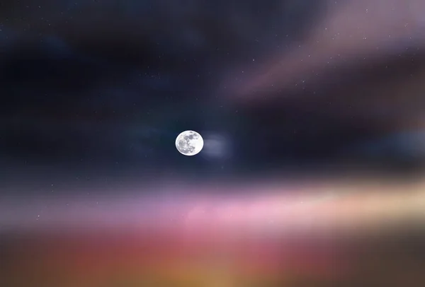 夕阳西下的淡紫色乳白色的银河星云深蓝色的天空戏剧性的夜空和明亮的满月的自然景观 — 图库照片