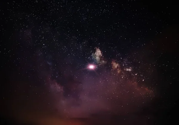 Γαλακτώδες Νεφέλωμα Γαλαξία Τρόπο Λιλά Σκούρο Μπλε Ουρανό Δραματική Νύχτα — Φωτογραφία Αρχείου