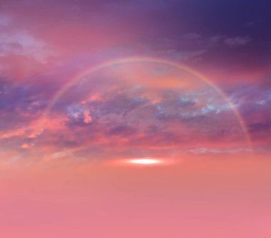 Pembe leylak turuncu gün batımı ve mavi bulutlu güneş ışığı gökyüzü gökkuşağı doğa manzarası