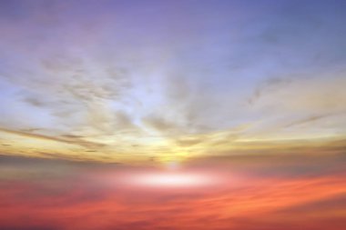   Altın turuncu, mavi bulutlu gökyüzü ve pembe güneş ışığı akşam vakti yumurtadan çıkıyor.