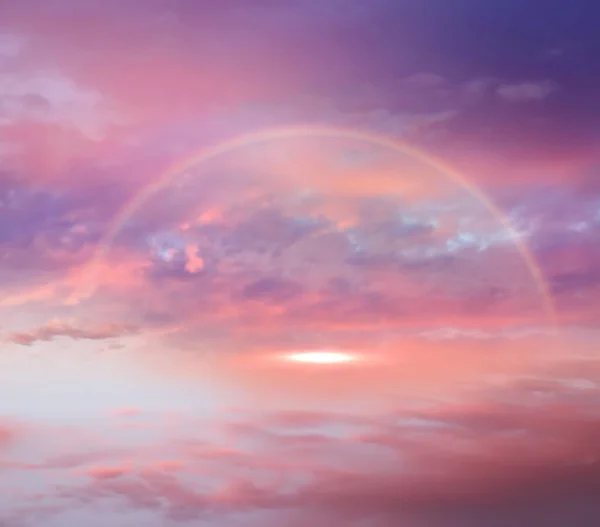 Pembe Leylak Turuncu Gün Batımı Mavi Bulutlu Güneş Işığı Gökyüzü — Stok fotoğraf