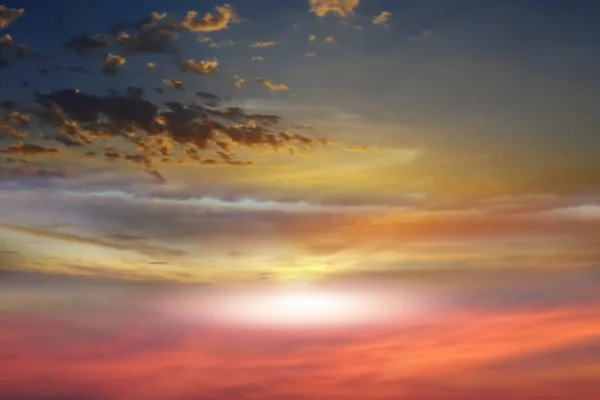 Altın Turuncu Mavi Bulutlu Gökyüzü Pembe Güneş Işığı Akşam Vakti — Stok fotoğraf
