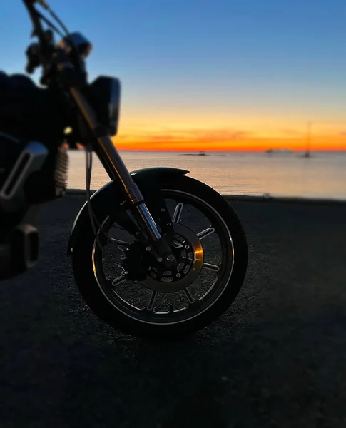 Motorrad Auf Rosa Suset Blauem Abendhimmel Ostseestrand — Stockfoto