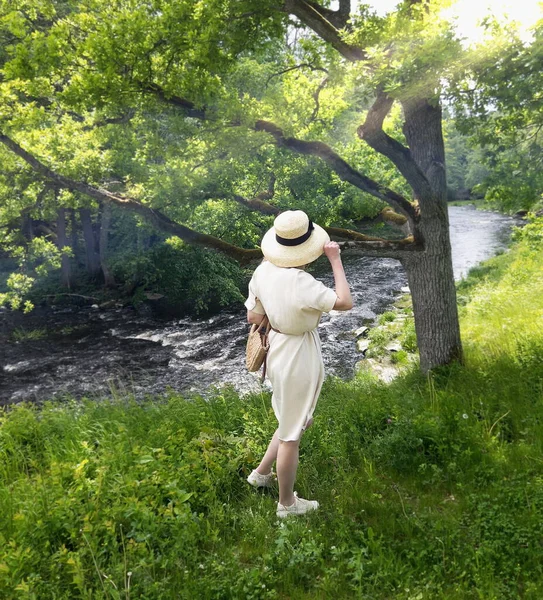 Mulher Elegante Sênior Andar Parque Assistir Castelo Velho Horizonte Senhora — Fotografia de Stock