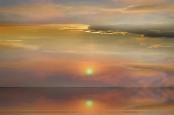 Yaz Akşamı Turuncu Altın Sarısı Akşam Gün Batımı Deniz Bulutlu — Stok fotoğraf