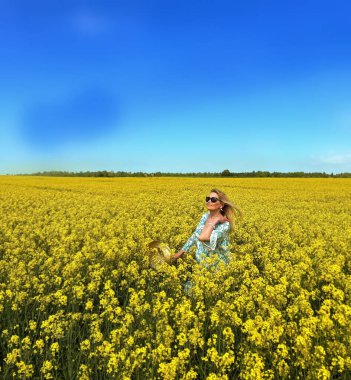  pembe sarı pastel gökyüzü ve bulutlar günbatımı ve sabah doğa manzarası pembe pastel gökyüzü arka plan 