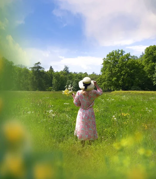 Romantyczna Kobieta Kwiatami Relaks Dzikim Polu Błękitne Niebo Białymi Chmurami — Zdjęcie stockowe