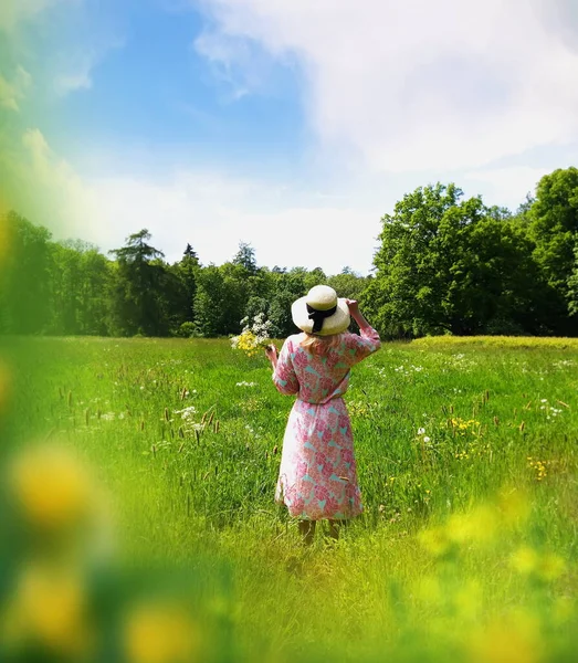 Mulher Romântica Com Flores Relaxantes Campo Selvagem Céu Azul Com — Fotografia de Stock