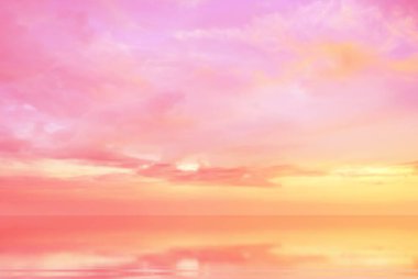   pembe sarı pastel gökyüzü ve bulutlar günbatımı ve sabah doğa manzarası pembe pastel gökyüzü arka plan 